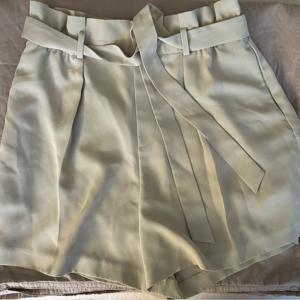 Uniqlo Light Cream High-Waist Tie Belt Shorts